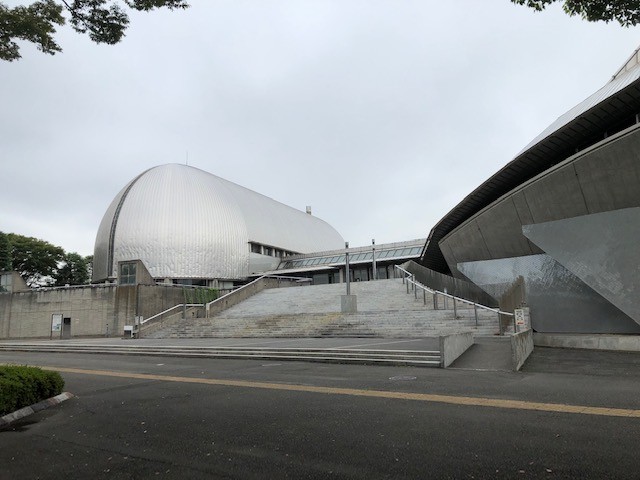 不思議な形の体育館