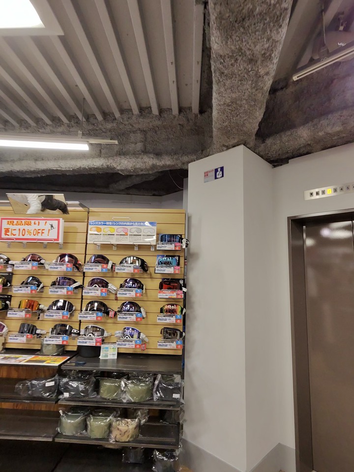 L-Breathの店内の様子。多種多様なアウトドア用品がディスプレイされている