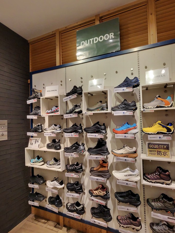 ABC-MART店舗の店内