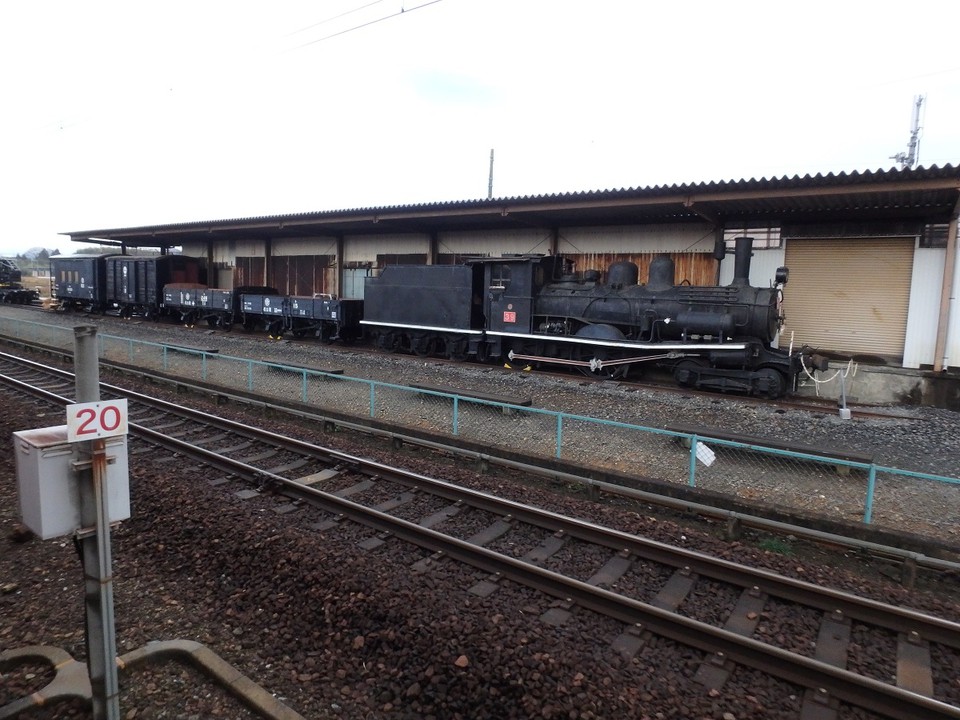 昔の貨物ホーム？蒸気機関車も展示されている
