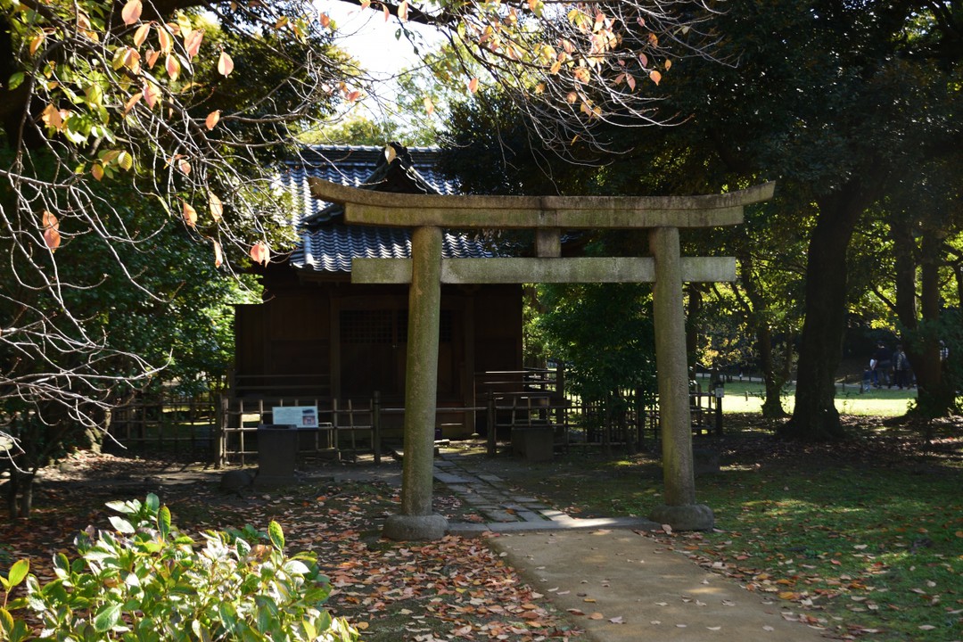 浜離宮内にある旧稲生神社 