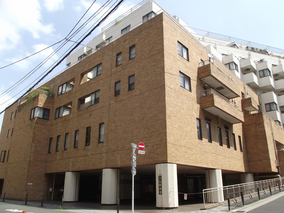 一階に宝生能楽堂がある建物
