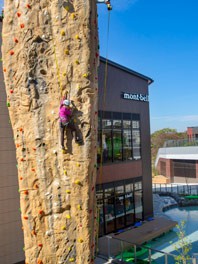 mont-bellグランベリーパーク店の前にそびえるクライミングピナクル