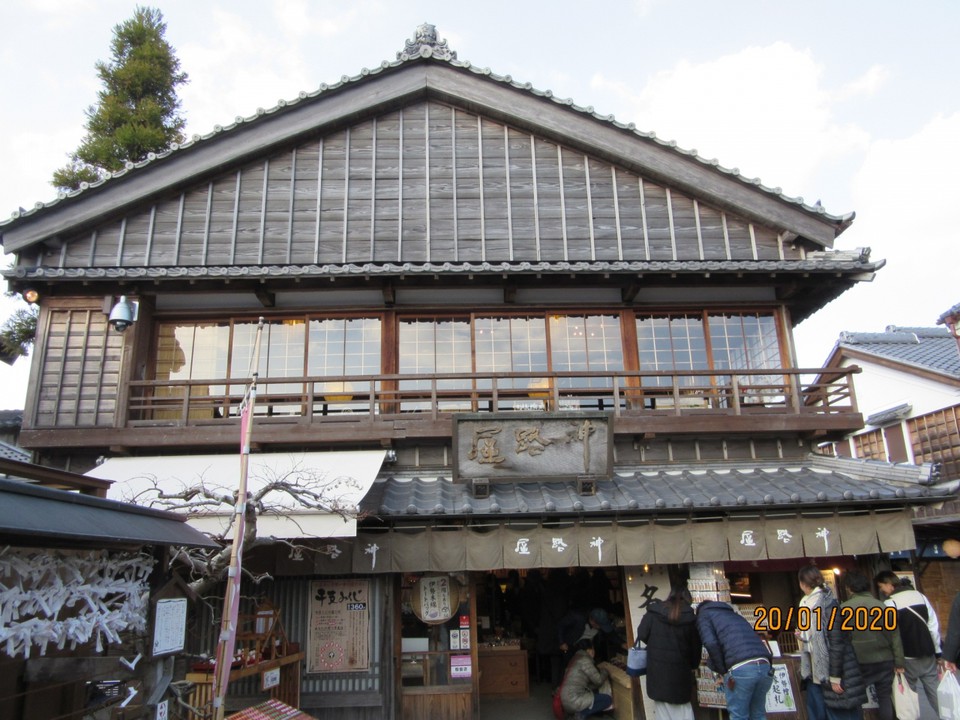 2階建ての店の外観 