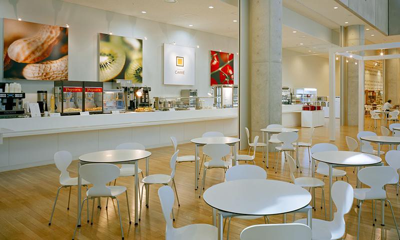 国立新美術館B1Fのカフェテリア