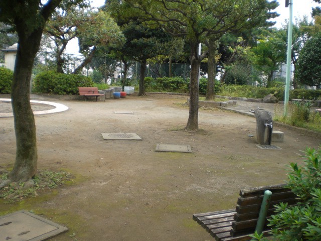 小日向公園は、台上の公園で、あまり広くありません。緑が多い。