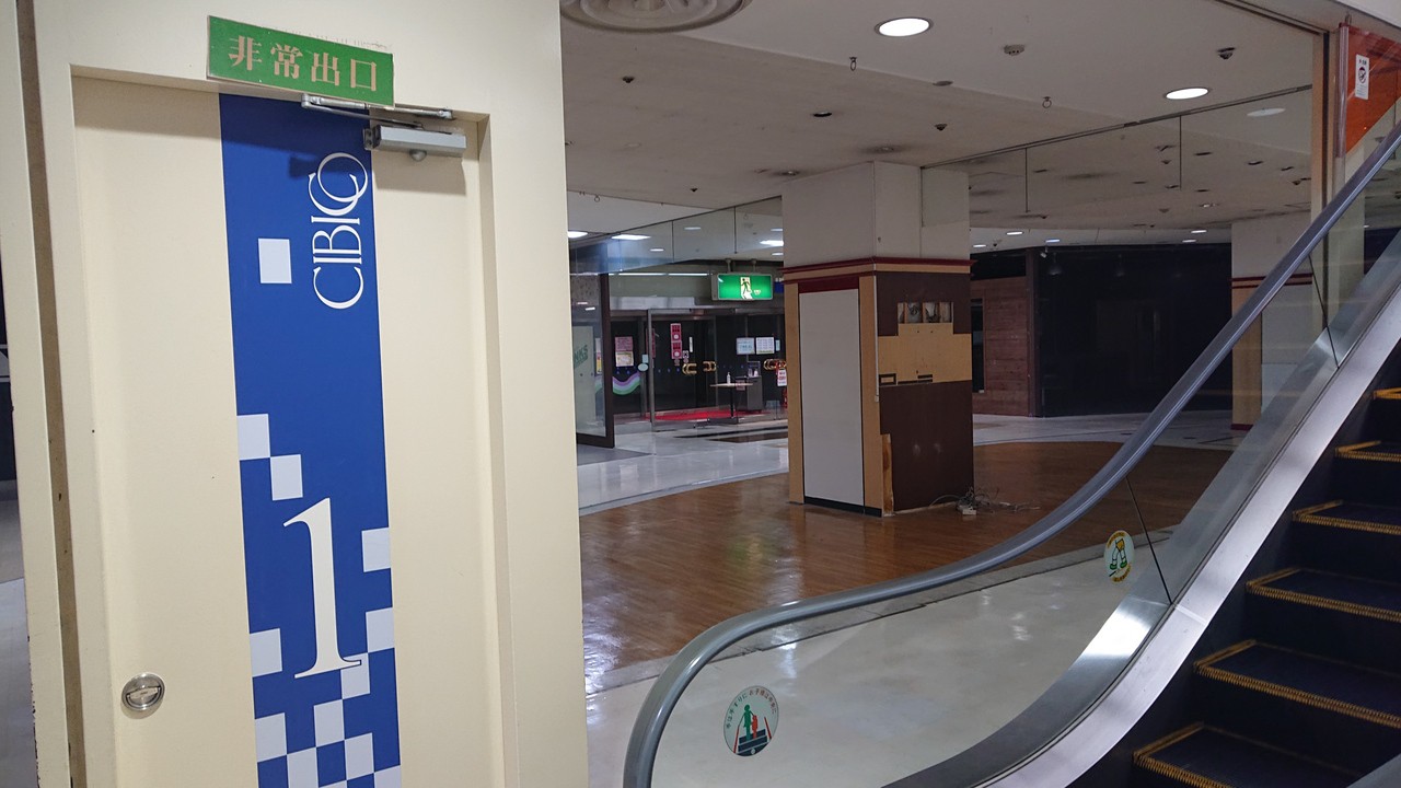 西側エスカレーター付近