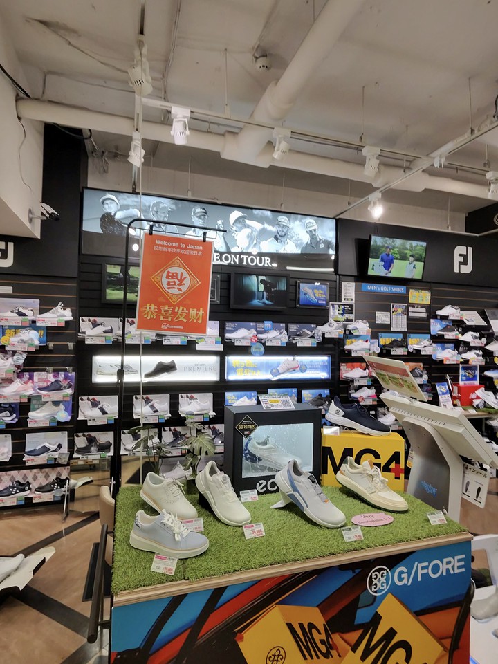 Victoria Golfの店舗の店内のゴルフ商品