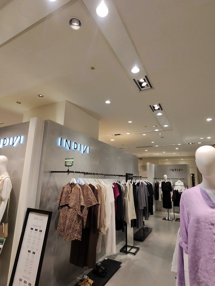 INDIVIのロゴが目立つ壁と、サイズリストが見える店内
