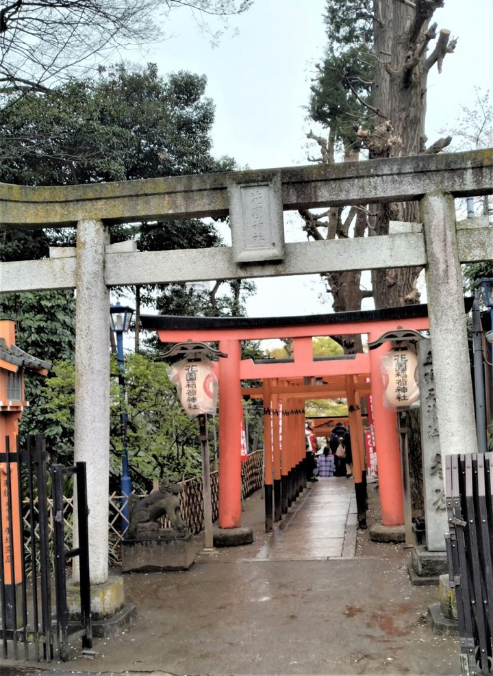 赤い鳥居が目立つ