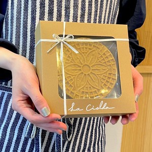 イタリア・トスカーナ地方の伝統菓子「チャルダ」を持っている画像。