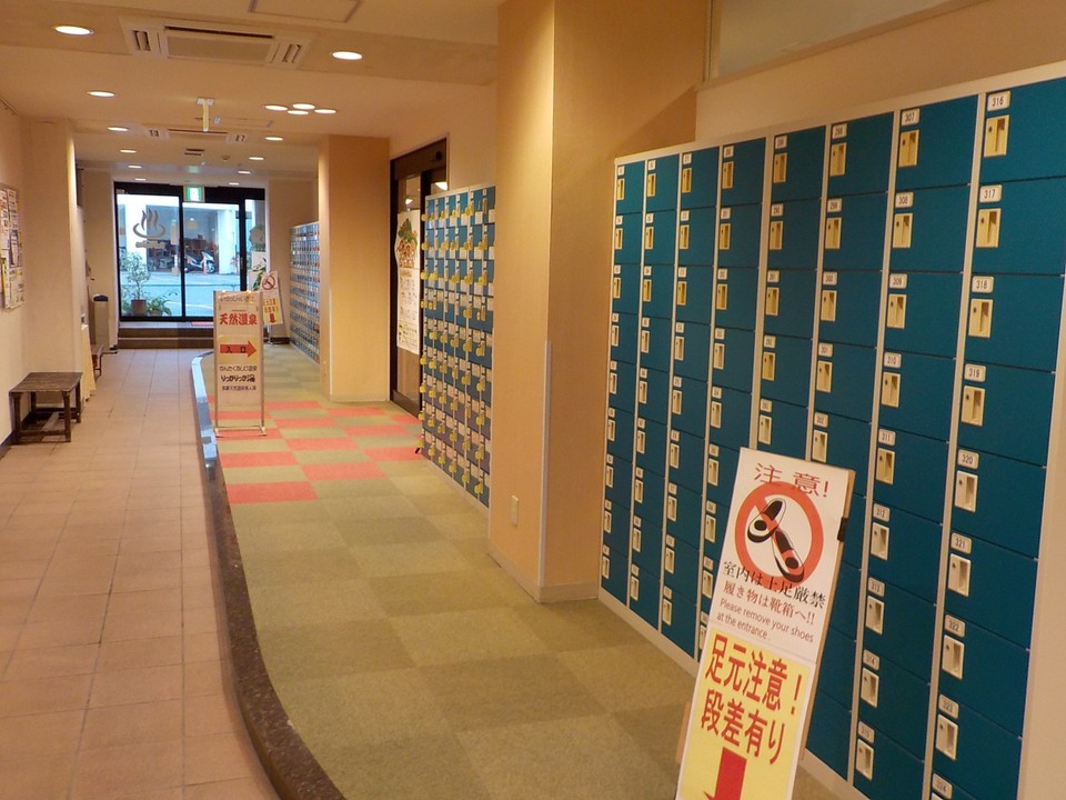 温泉に行く入り口の手前にある靴ロッカー