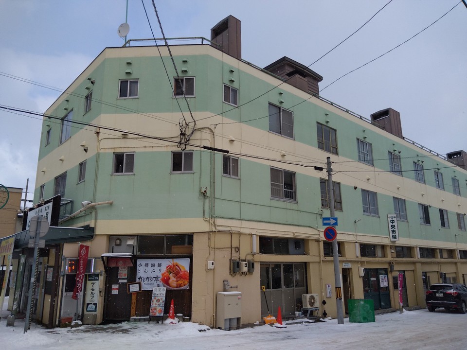 集合住宅・施設の建物だが角が丸みを帯びていて趣ある建物だ