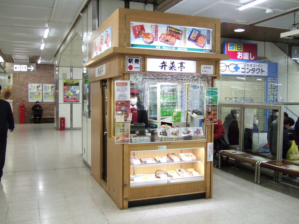 改札内の店舗は早朝から営業しています