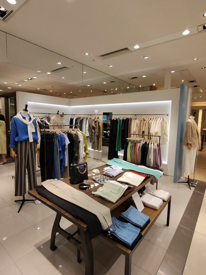 エレガントな服飾品を展示するSUPERIOR CLOSET INÉD internationalの内観
