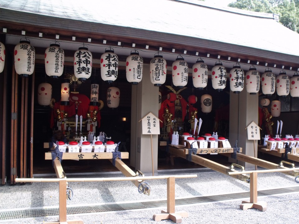 神輿倉が開けられています。神輿は松竹梅の3基