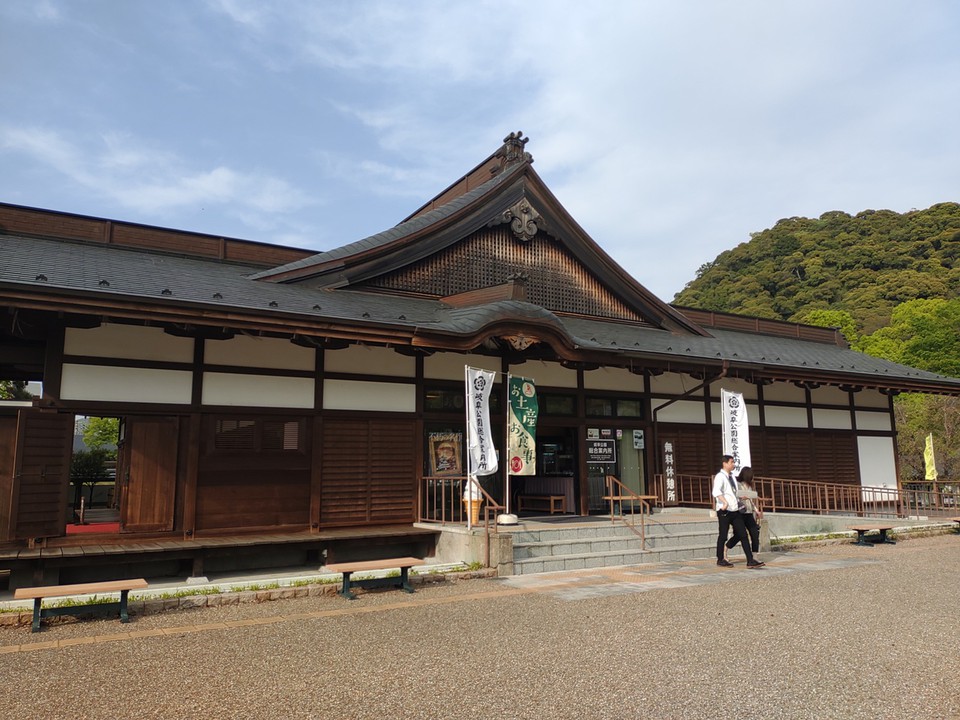 神社仏閣の施類か?　 とても 総合案内所には見えない？