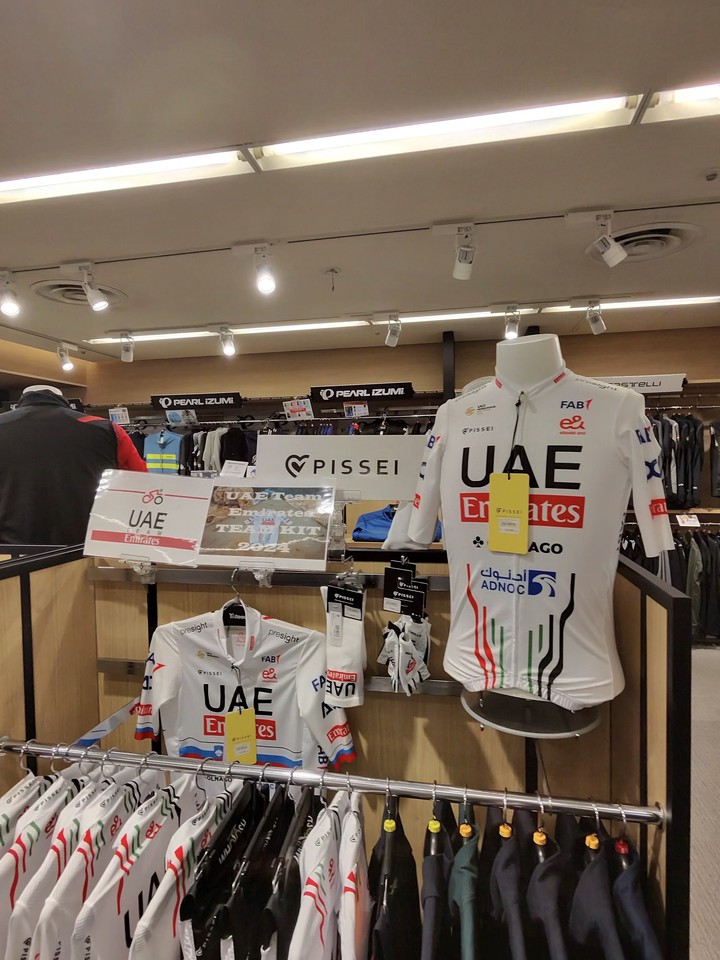 Y'sRoadの店内の商品棚