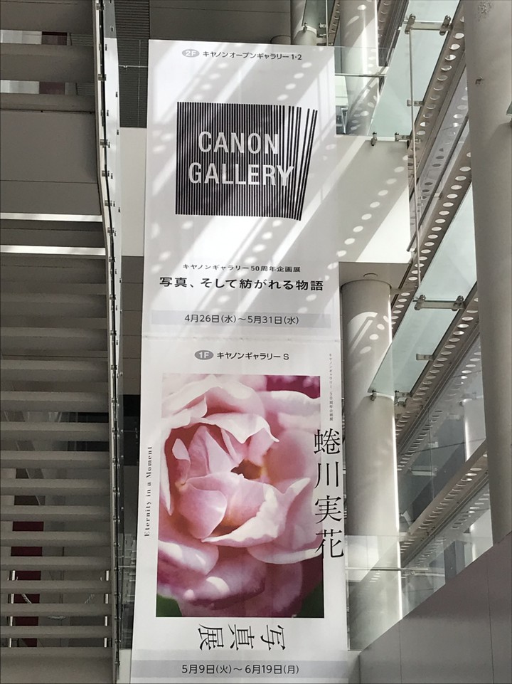 エスカレーターで下りながら見れる大きなポスター