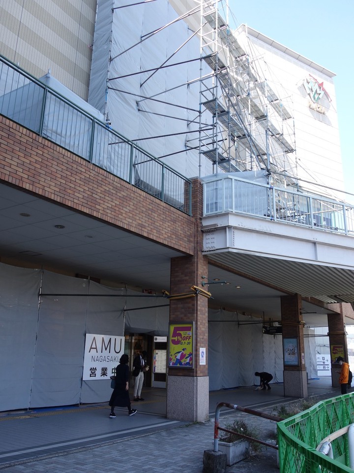 駅への仮設通路にある案内表示。