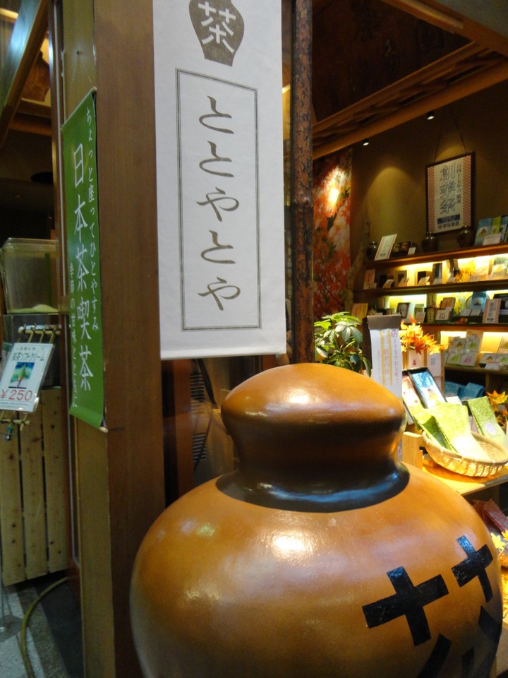 お店の外にある壺がユニーク