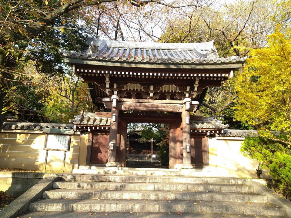 山門：１９６８年（昭和４３年）に再建