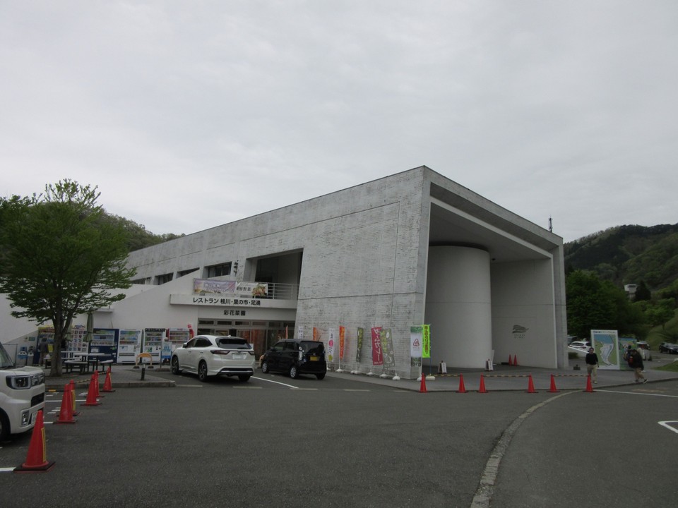 コンクリート打ちっぱなしの外観ですが、デザインは凝った造り