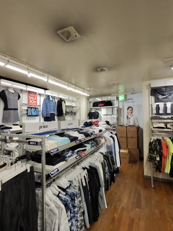 WINDSOR RACKETSHOPの店内の売り場