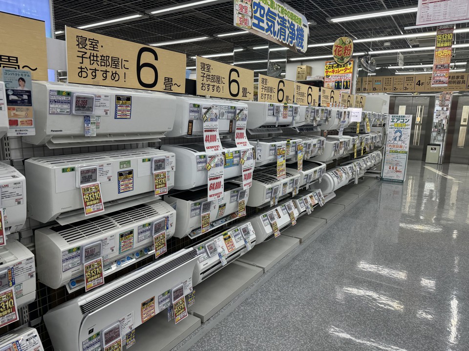 LABIの店内の電化製品売り場のエアコン