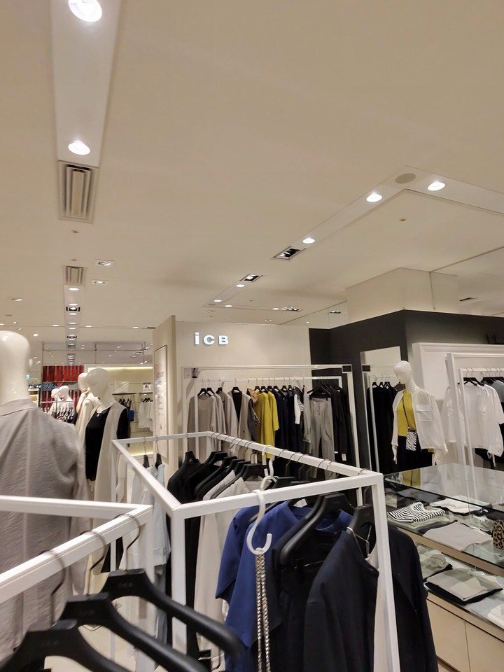 ICBブランドのロゴと洋服が並ぶ、明るい店内の様子