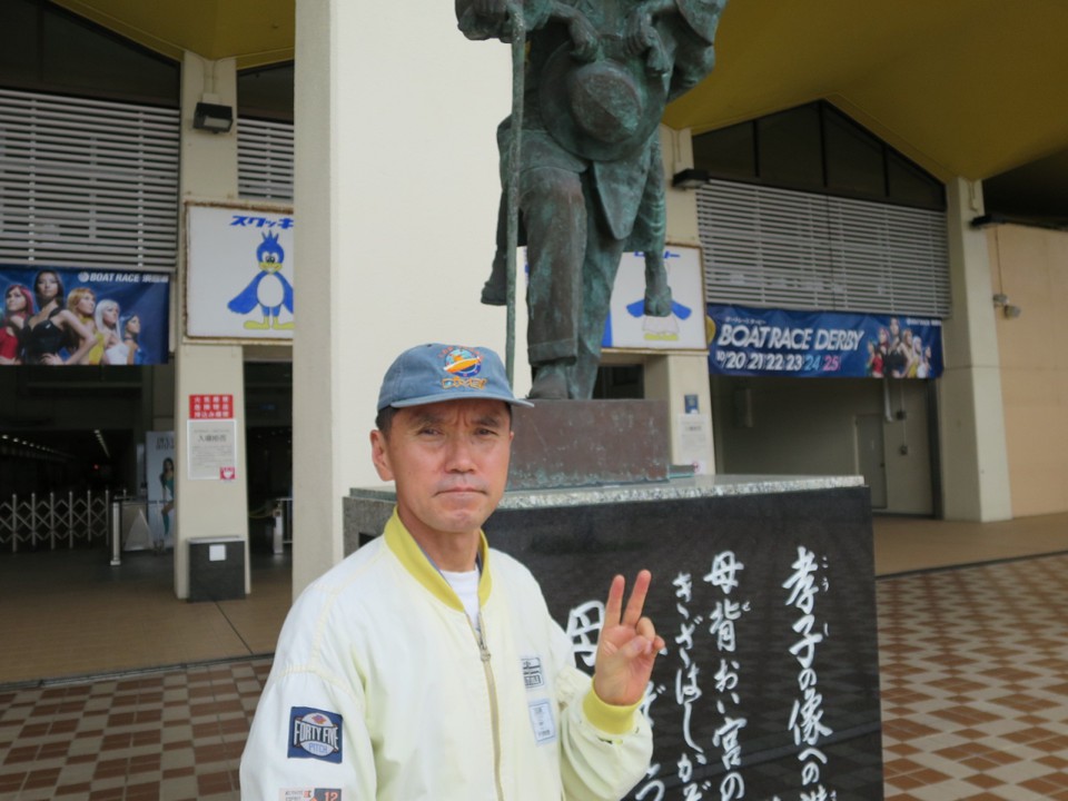 銅像の前で
