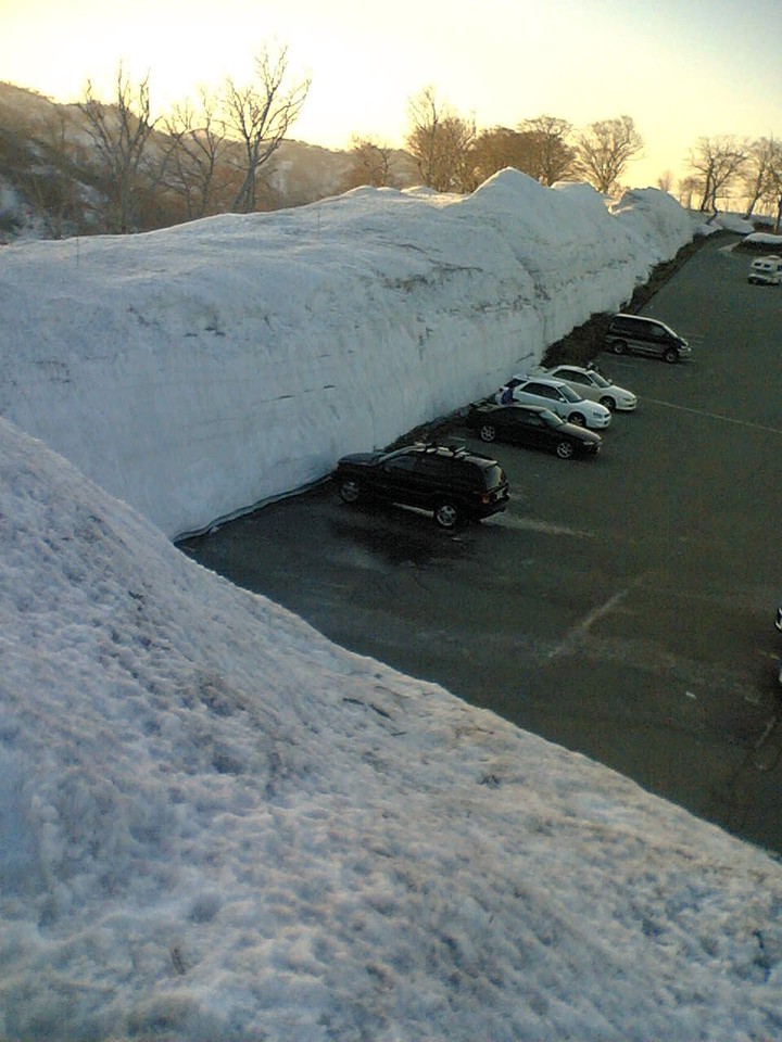 車の大きさから、雪の壁の高さが分かると思います
