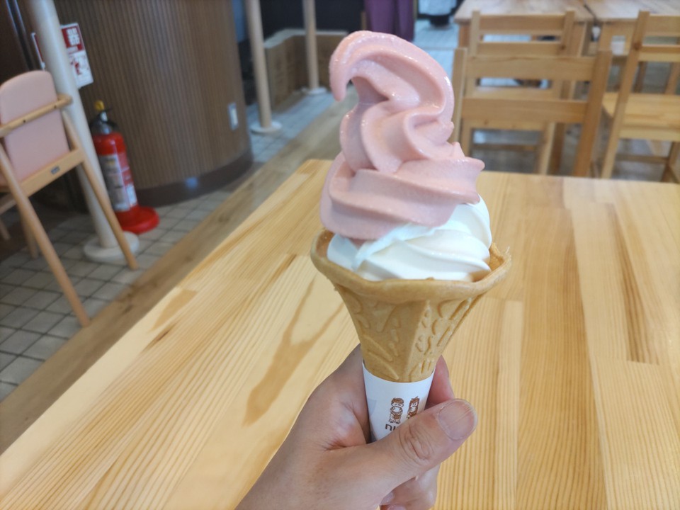 安田牛乳を使ったミルキーなソフトクリームとイチゴソフト