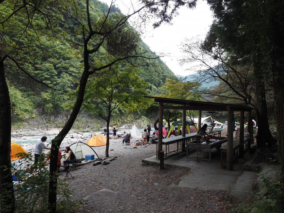 手前調理場、中盤テント貼る場所、奥河原、そして遊べる川