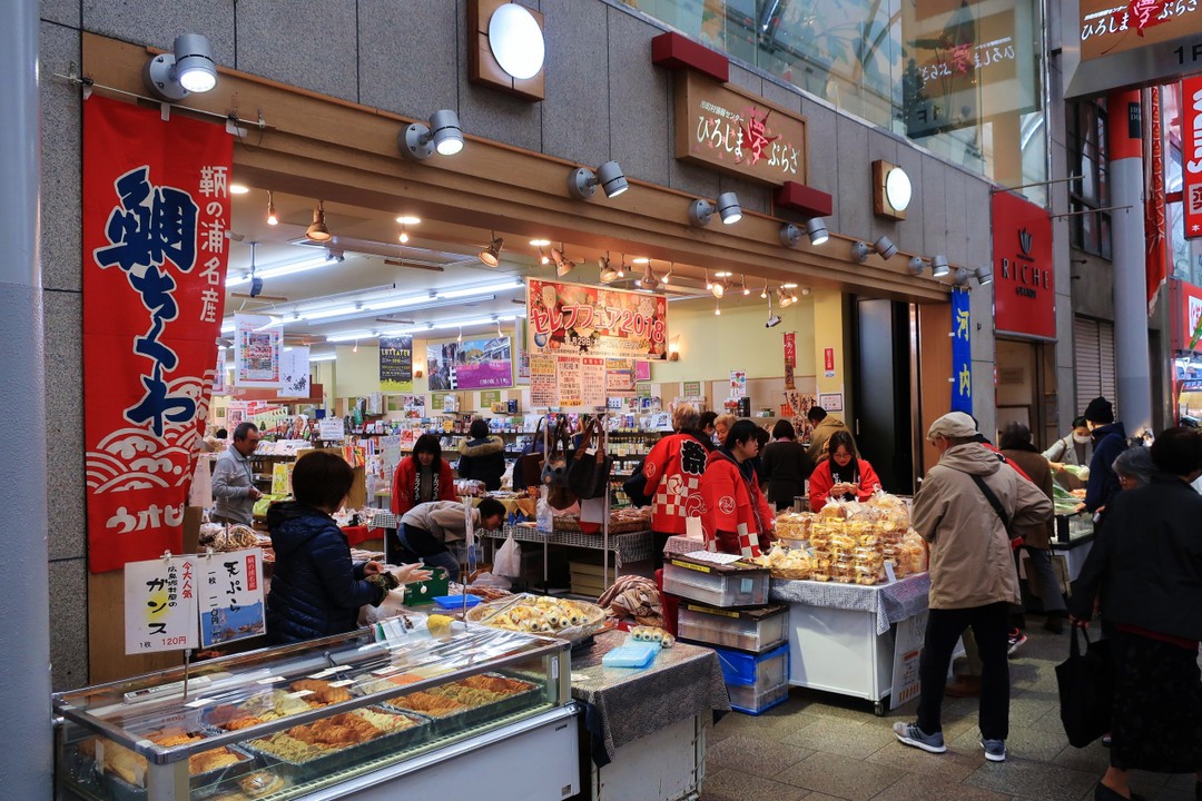 にぎやかな店頭