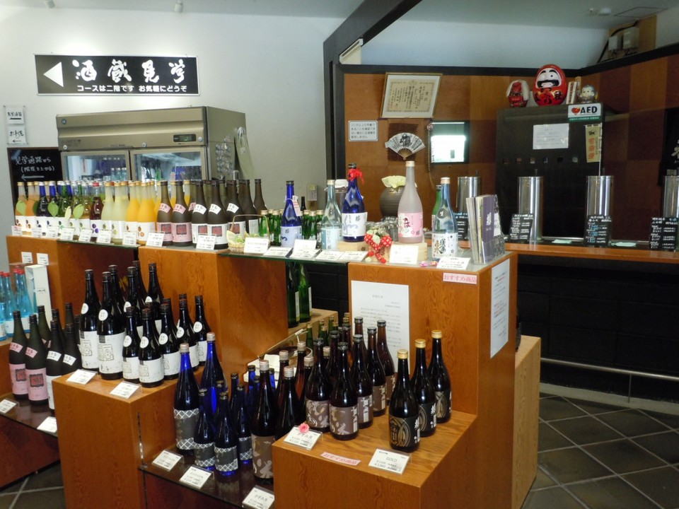清酒・焼酎が並ぶ　量り売りもあります