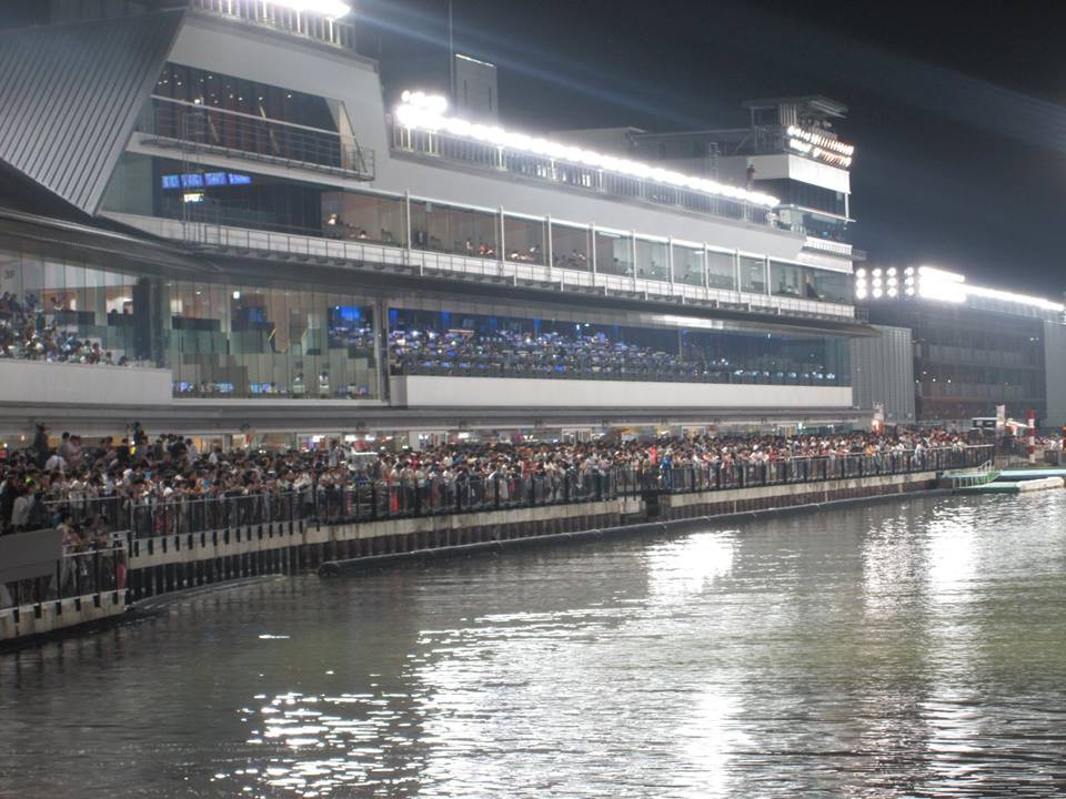 人でいっぱいです。とても賑わいがあります。