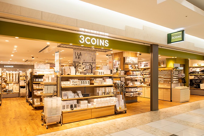 スリーコインズの店舗外観