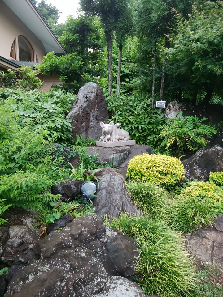 中は写真NGなので、隣の像です。