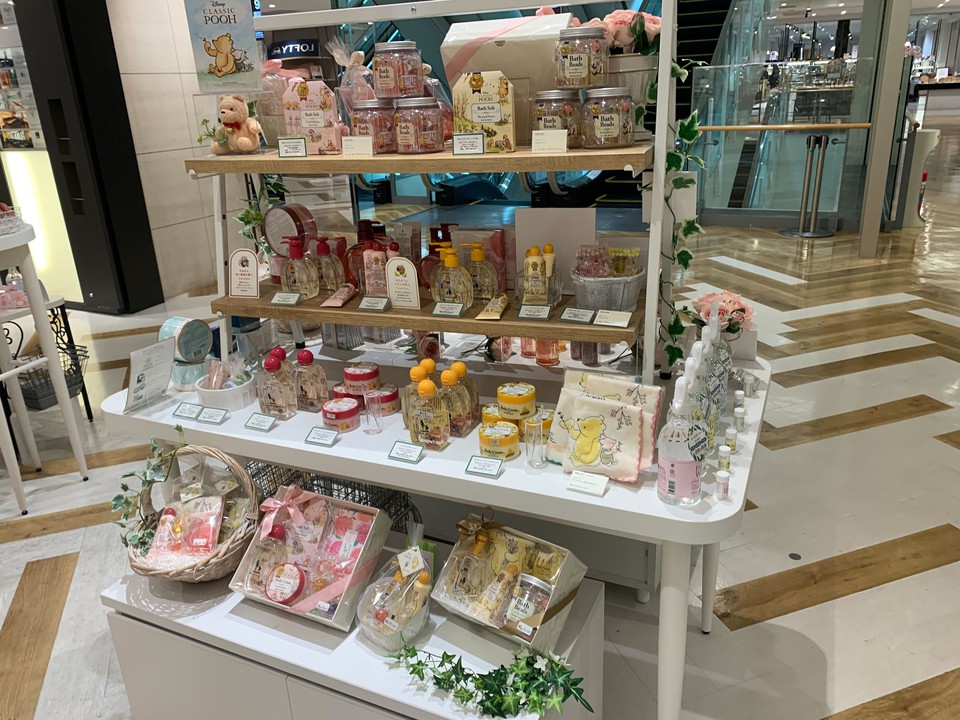 新宿高島屋ハウスオブローゼ クラシックプーシリーズのバスグッズやボディケアアイテムが並ぶ棚