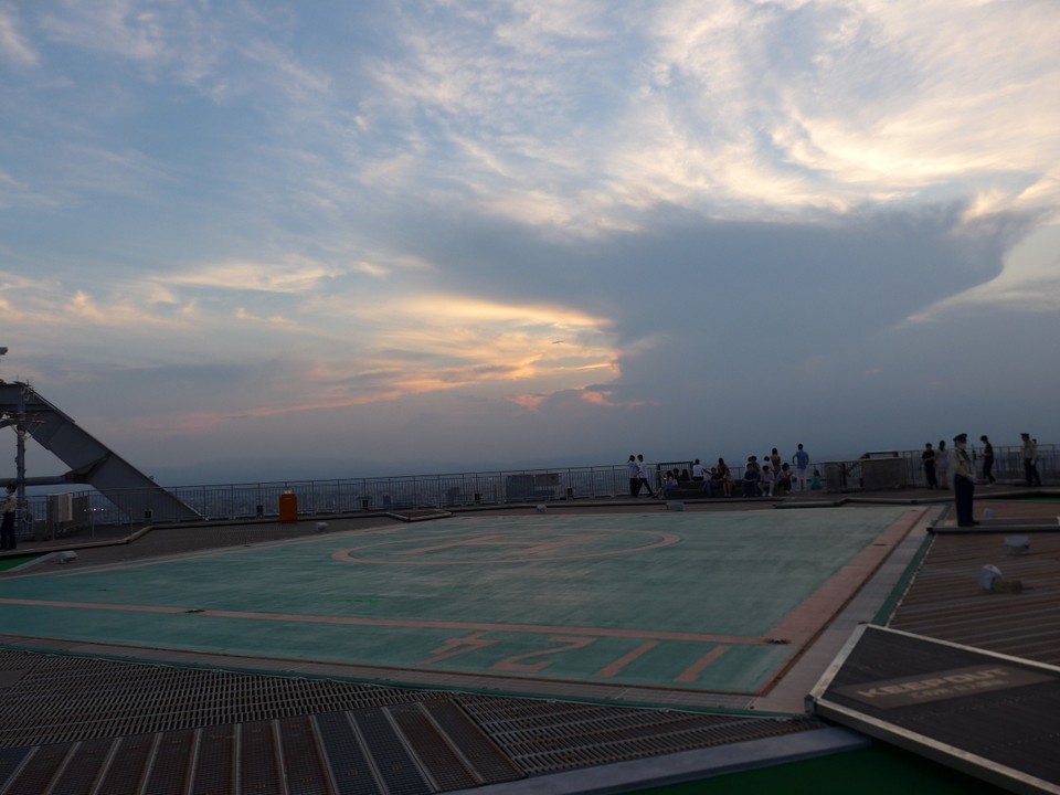 西方面と屋上風景　積乱雲がかかっていて夕日は見れず