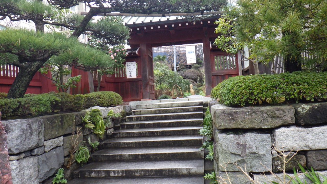 朱色の山門