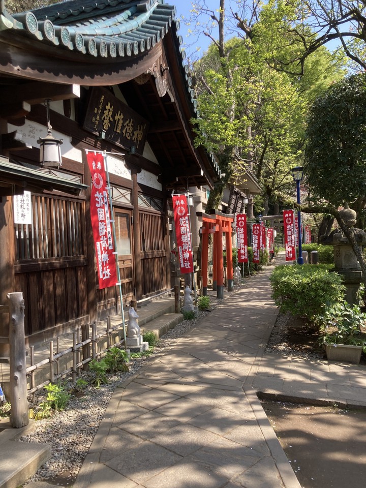 稲荷坂から本堂への道です