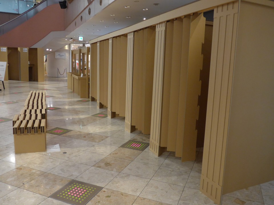 吹き抜けホールのイベント開催の展示物　