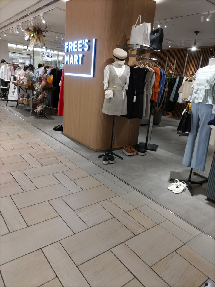 お店は通路広くてゆったりした感じ