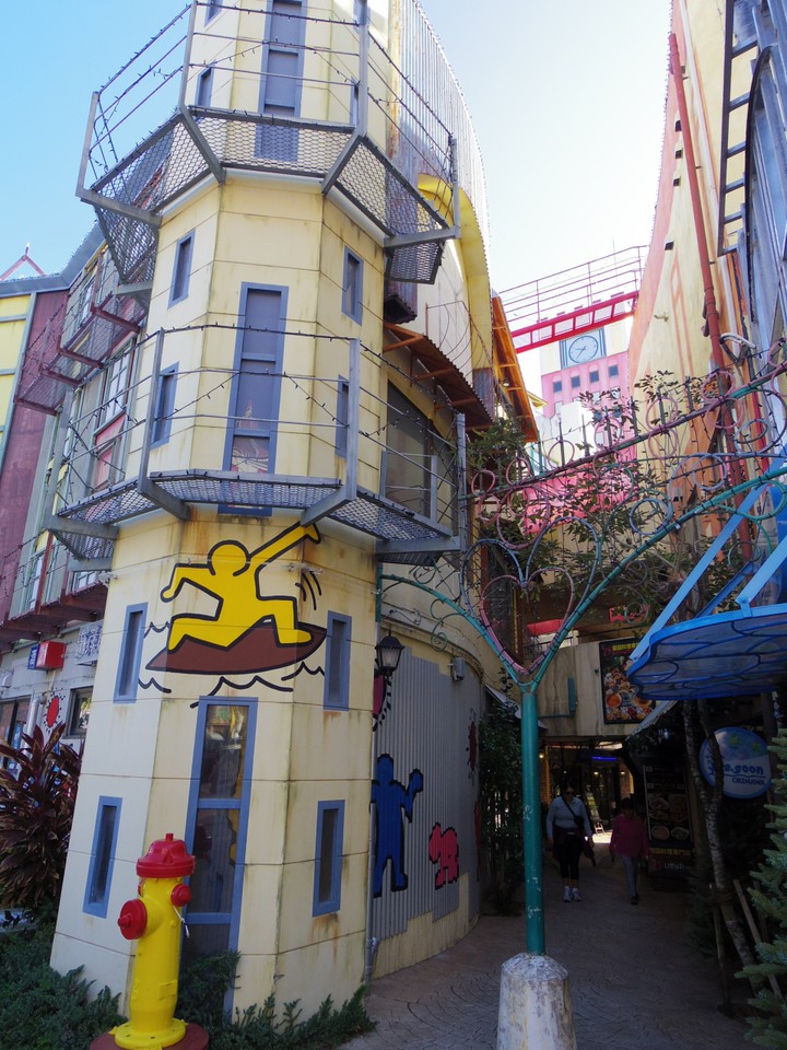 全ての建物にカラフルな絵が描かれています。