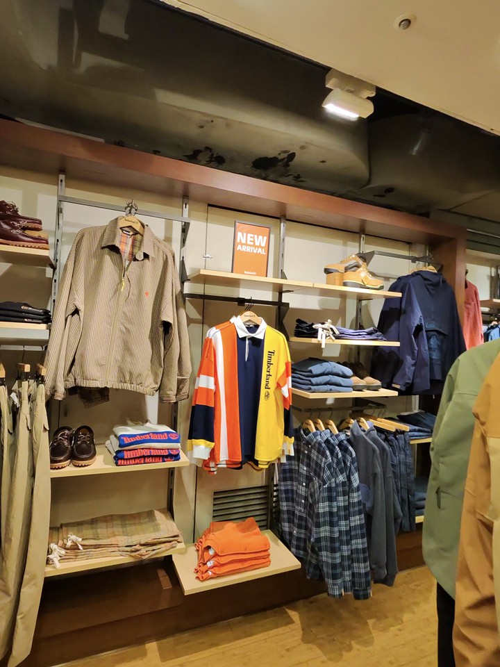 Timberlandの店内のアパレル用品