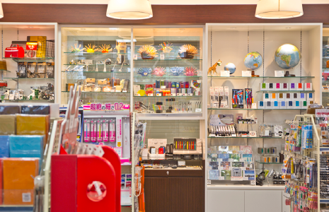 ギフショナリーデルタ店内の一角。棚には色とりどりのノート、ペン、地球儀や装飾品が並んでいる