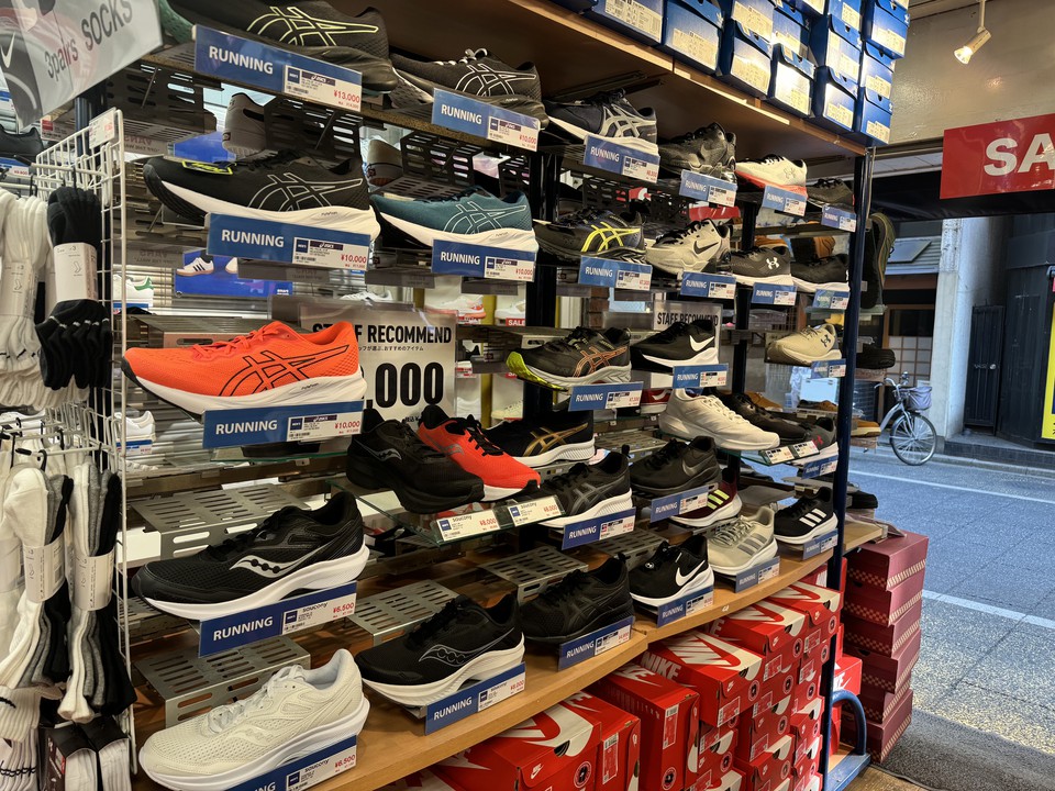 ABC-MARTの店舗のスニーカーの棚