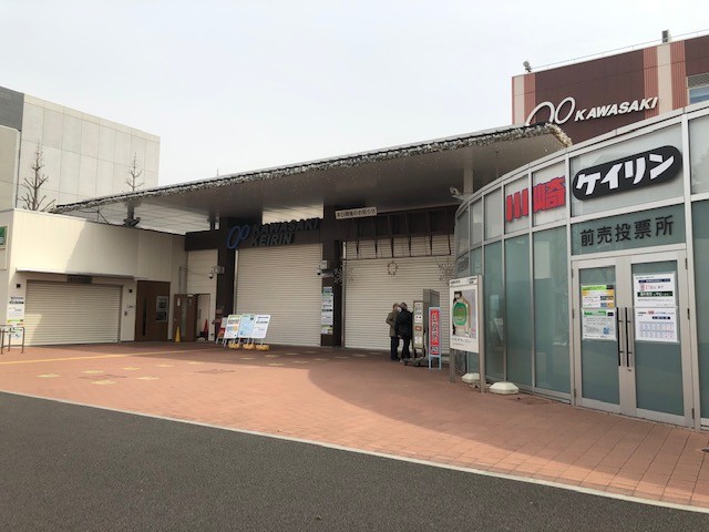 正面のエントランス